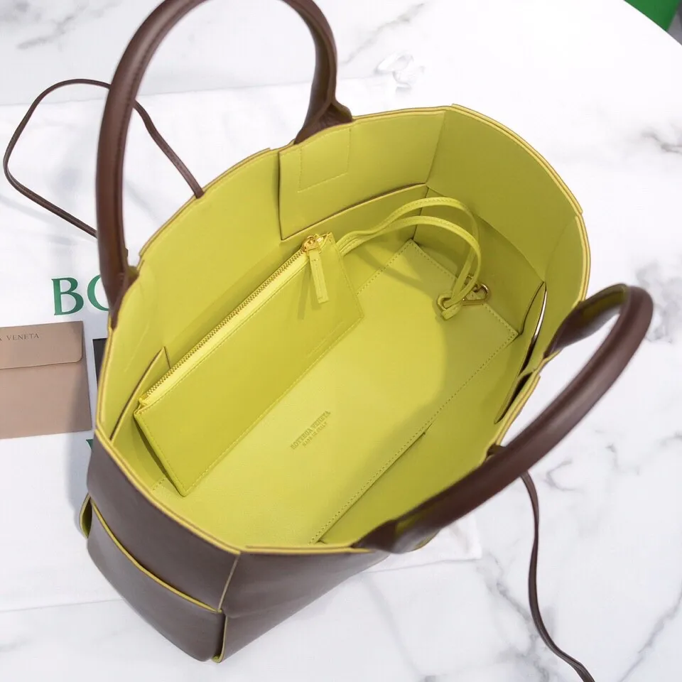 Batch 1860 BottegaVeneta# 🧷Early autumn SLIP tote handbag, the oversized woven design really makes it a huge gap from ordinary tote bags🔗🔗Different color combinations for the inner and outer layers ⛓Daniel Lee leads the brand gene to continue to evolve with fresh inspiration🧬🧬 Showing the balance between luxury and reality👉Retro brown Size: 36*24*12【9892#】